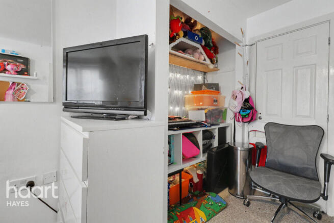 2 bed property, in Waxlow Way, £290,000