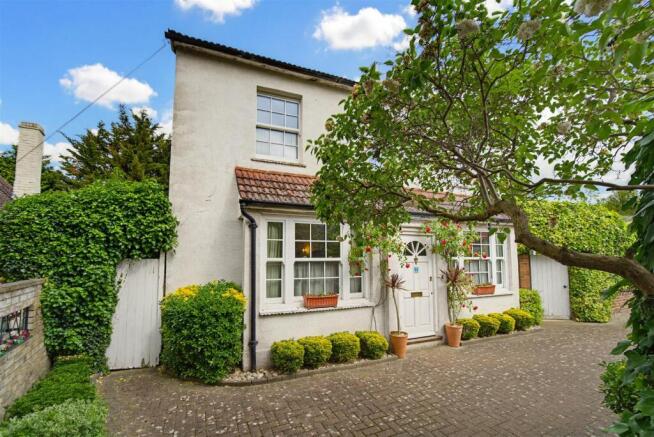 3 bed property, in Hounslow Road, £775,000