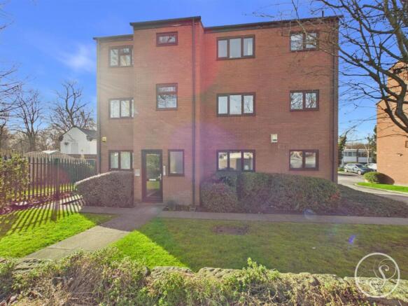 2 bed property, in Harehills Lane, £135,000