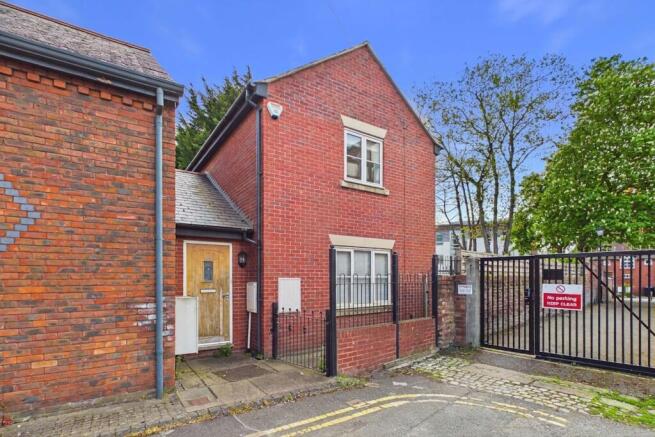 2 bed property, in Beaconsfield Street, £285,000