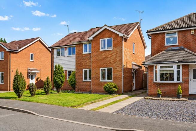 3 bed property, in Brook Close, £230,000