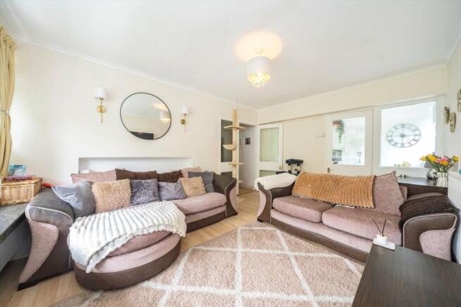 2 bed property, in Tangley Grove, £250,000