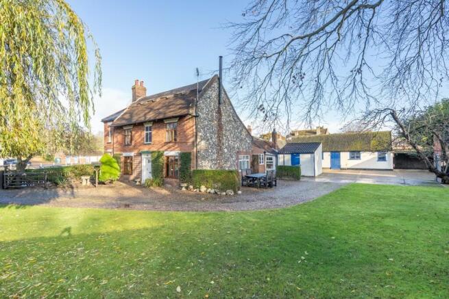 4 bed property, in Martham, £490,000