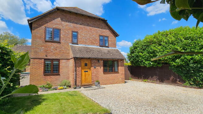 4 bed property, in Mead Close, £585,000