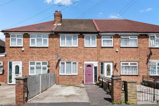 3 bed property, in Cleave Avenue, £525,000