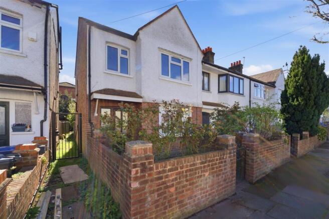 3 bed property, in Netheravon Road, £775,000