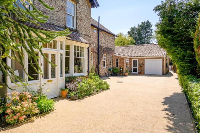 5 bed property, in Broughton Rise, £899,950