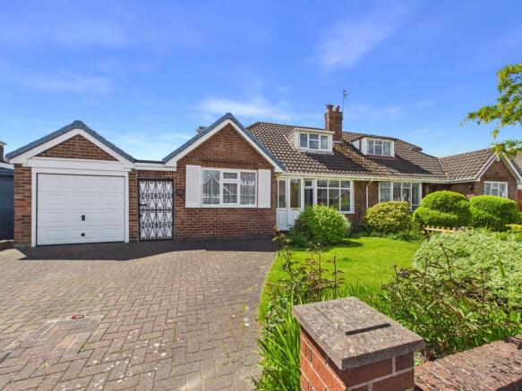 3 bed property, in The Serpentine, £300,000