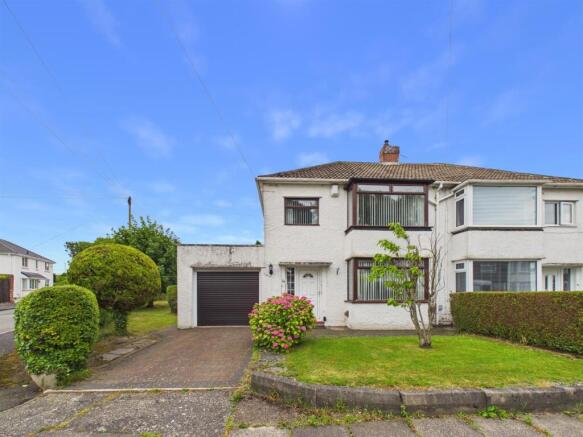 3 bed property, in Whitecroft Road, £220,000