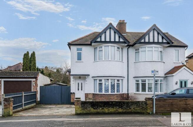 2 bed property, in Glebe Avenue, £535,000
