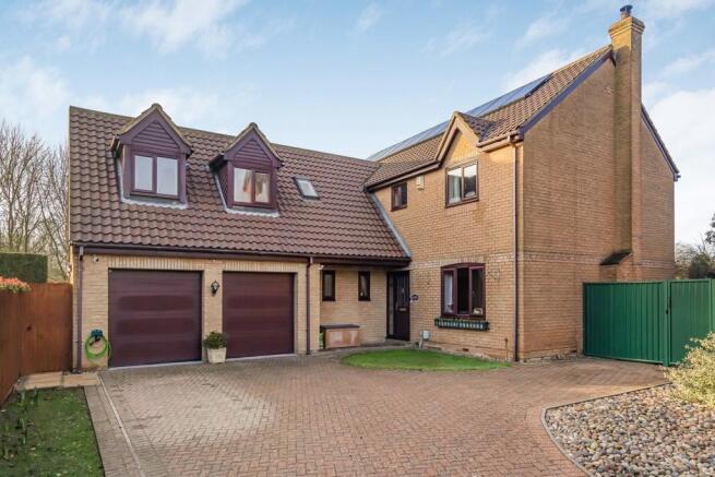 5 bed property, in 4 Sadlers Close, £900,000
