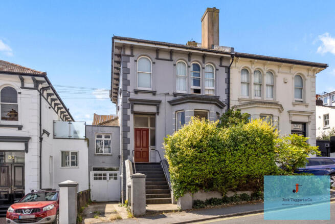 2 bed property, in Old Shoreham Road, £400,000