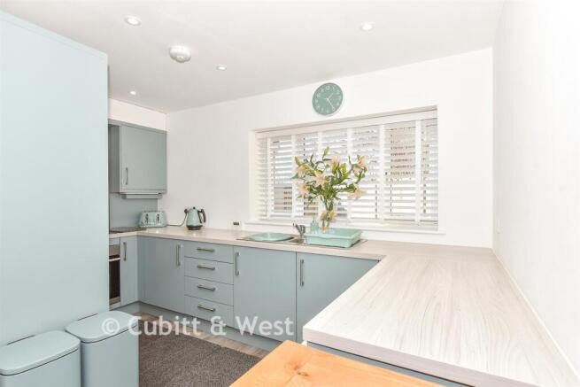 2 bed property, in Sherfield Avenue, £315,000