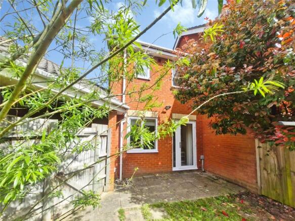 2 bed property, in Vetch Close, £240,000