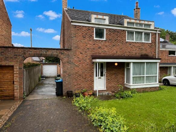 4 bed property, in Howe Hill Close, £250,000