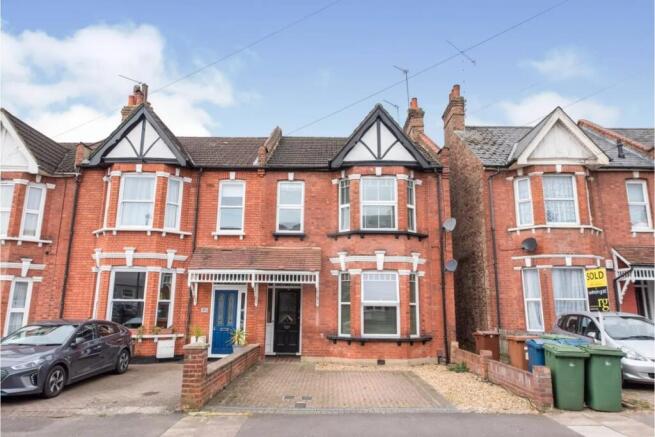 2 bed property, in Salisbury Road, £425,000
