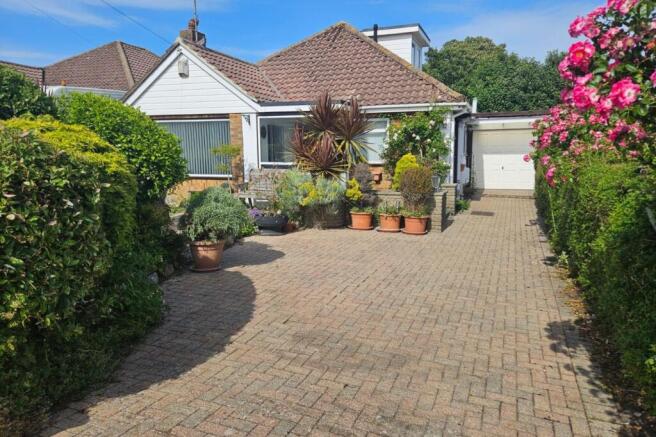 3 bed property, in Downsway, £440,000