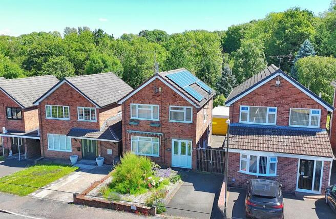 3 bed property, in Tavistock Avenue, £220,000