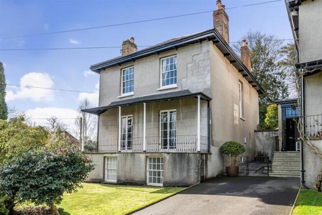 5 bed property, in Crossmead Villas, £850,000
