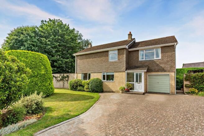 4 bed property, in Fouracre Close, £565,000