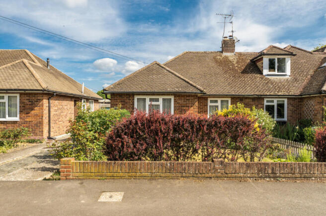 2 bed property, in Daux Avenue, £360,000