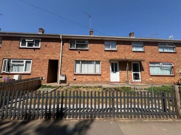 3 bed property, in Woodgreen Avenue, £250,000