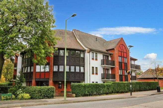 1 bed property, in Norton Way South, £175,000