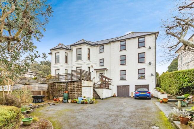 2 bed property, in Second Drive, £250,000