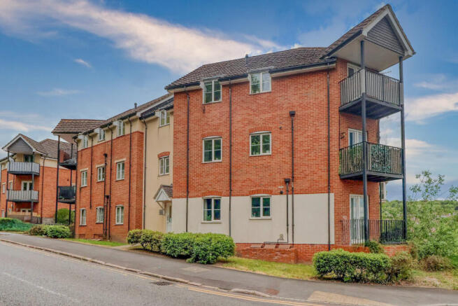 2 bed property, in Dashwood Avenue, £240,000