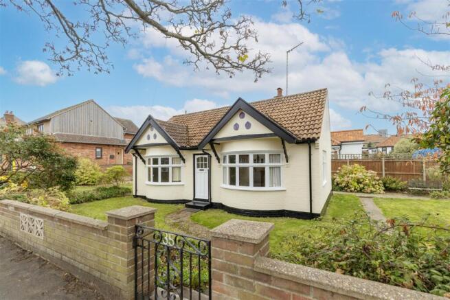 2 bed property, in Pier Avenue, £325,000