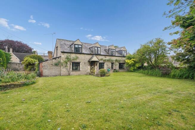 5 bed property, in Manor Road, £800,000