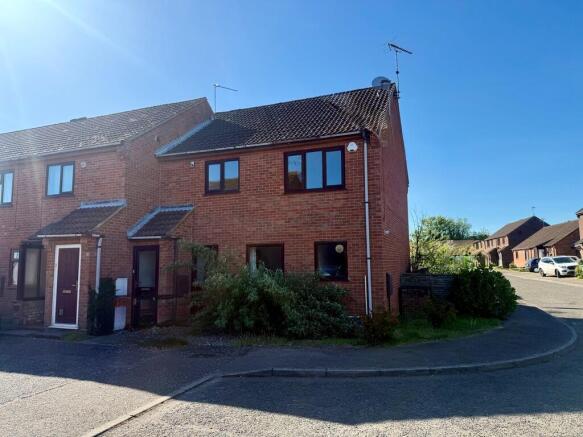 2 bed property, in Hamilton Close, £125,000