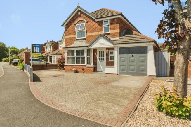 4 bed property, in Thorn Tree Drive, £350,000