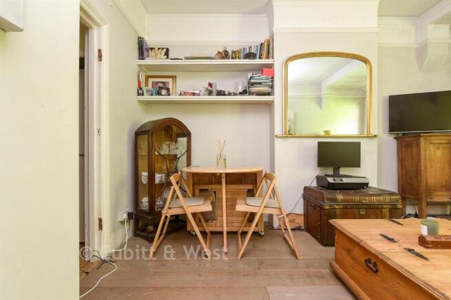 1 bed property, in Foxley Lane, £220,000