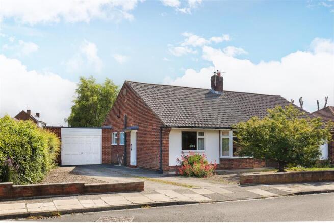 2 bed property, in The Fairway, £295,000