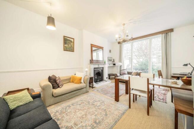 1 bed property, in Pembridge Crescent, £930,000