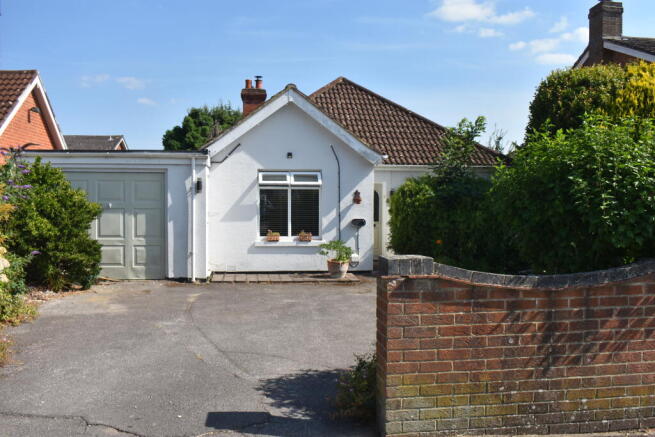 3 bed property, in Locks Heath Park Road, £595,000