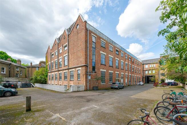 2 bed property, in Holloway Road, £620,000