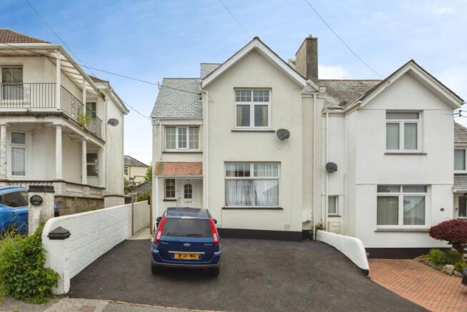 2 bed property, in Poltair Avenue, £200,000