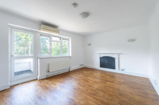 2 bed property, in Knox Court, £335,000