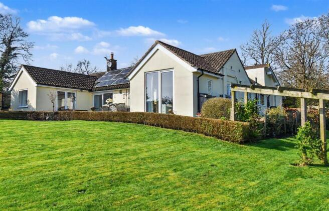 3 bed property, in Middle Hill Lodge, £700,000