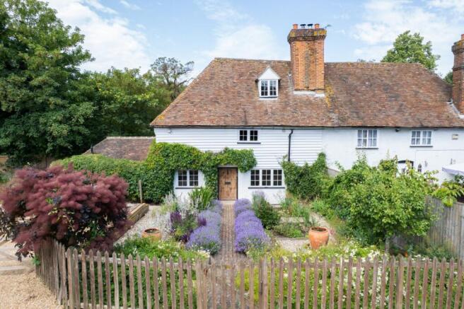 3 bed property, in Ashford Road, £675,000