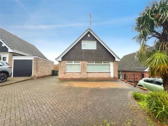 2 bed property, in Douglas Avenue, £200,000
