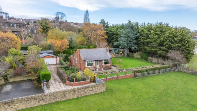 2 bed property, in Low Green, £500,000