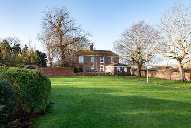 5 bed property, in Main Road, £675,000