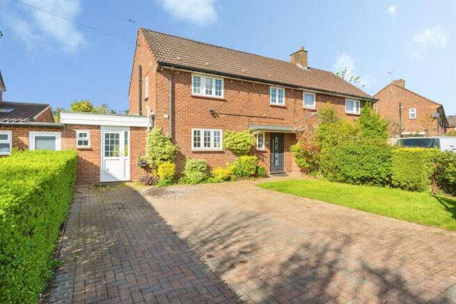 5 bed property, in Manor Road, £825,000