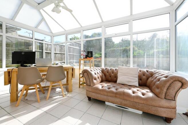 2 bed property, in St. Marys Close, £270,000
