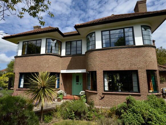 3 bed property, in The Pantiles, £850,000