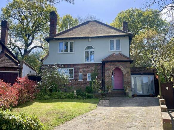 4 bed property, in Hinchley Close, £1,175,000