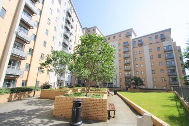 2 bed property, in Aspect 14, £165,000